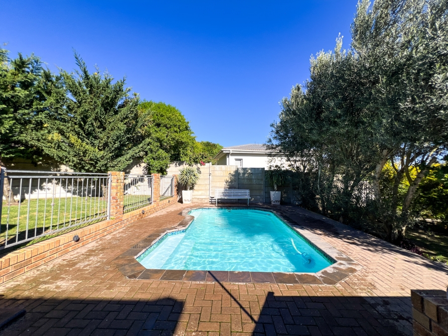 4 Bedroom Property for Sale in Middedorp Western Cape